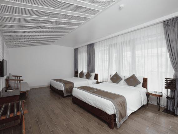 DELUXE FAMILY ROOM