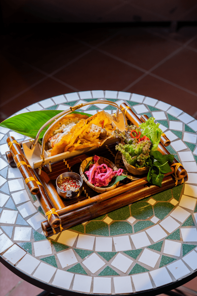 món bánh xèo truyền thống Việt Nam tại Bamboo Bistro Phú Quốc