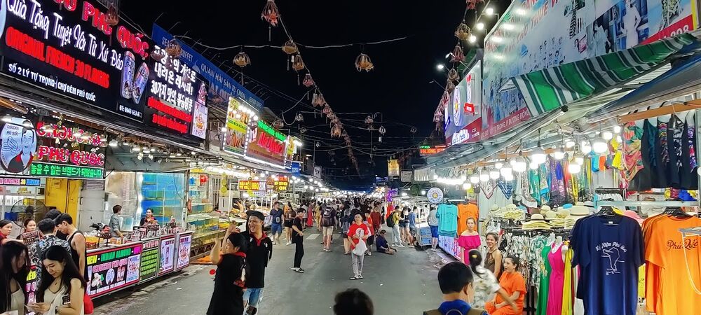 chợ đêm Phú Quốc nhộn nhịp với nhiều gian hàng ẩm thực