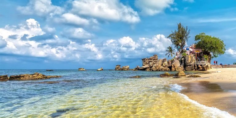 Bãi biển và ghềnh đá Dinh Cậu Phú Quốc nhìn ra biển xanh