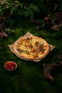 pizza gà quay thảo mộc tại Bamboo Bistro Phú Quốc